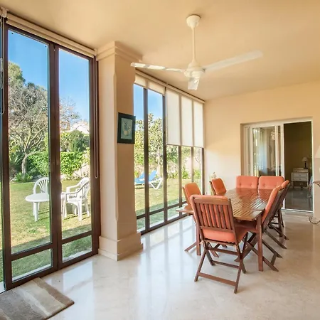 Villa 6 Bedroom Villa, Walking Distance To Beach. *