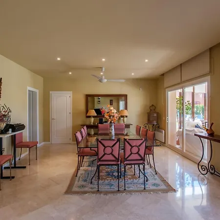 6 Bedroom Villa, Walking Distance To Beach. *