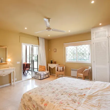 6 Bedroom Villa, Walking Distance To Beach.
