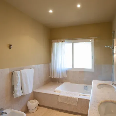 6 Bedroom Villa, Walking Distance To Beach. Villa *