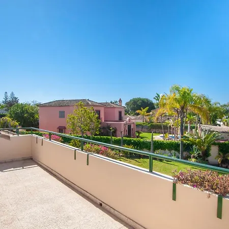 6 Bedroom Villa, Walking Distance To Beach. Villa *