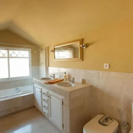 6 Bedroom Villa, Walking Distance To Beach.