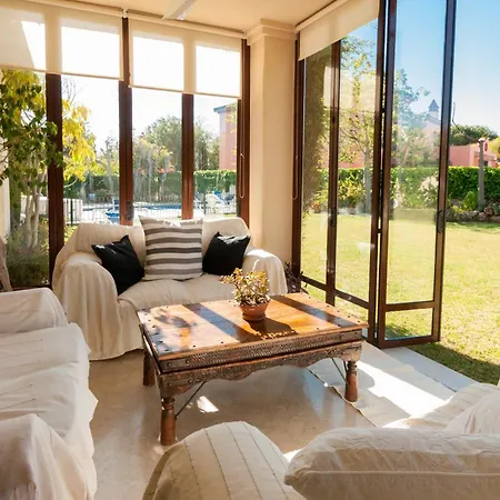Villa 6 Bedroom Villa, Walking Distance To Beach.