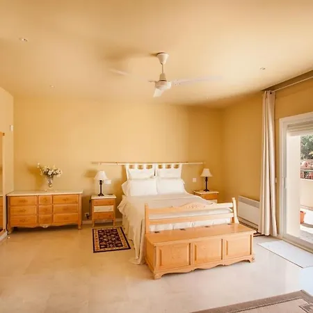 Villa 6 Bedroom Villa, Walking Distance To Beach.
