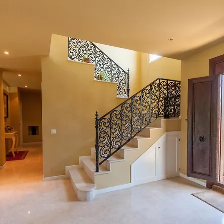 6 Bedroom Villa, Walking Distance To Beach.