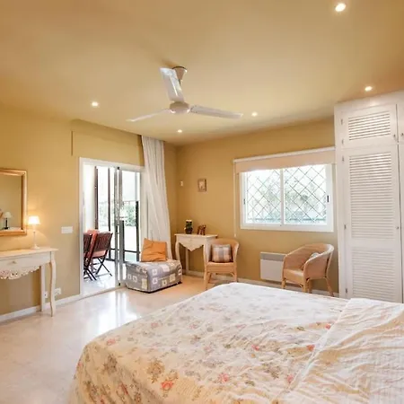 6 Bedroom Villa, Walking Distance To Beach. Villa Estepona