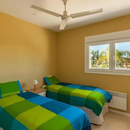 6 Bedroom Villa, Walking Distance To Beach. *
