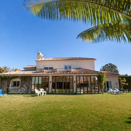 6 Bedroom Villa, Walking Distance To Beach. Villa *