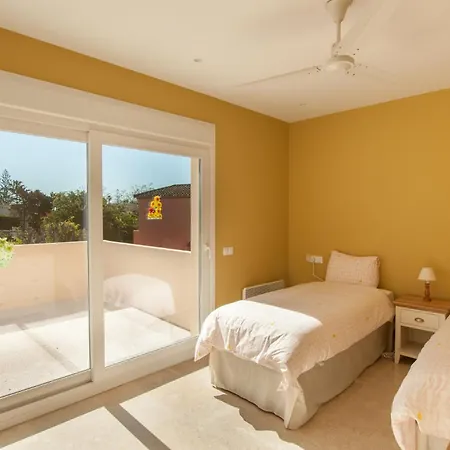 6 Bedroom Villa, Walking Distance To Beach.