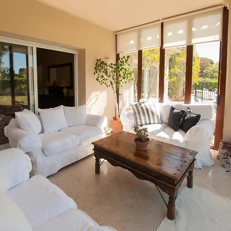 Villa 6 Bedroom Villa, Walking Distance To Beach.